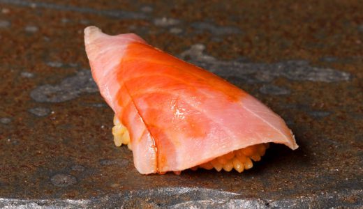 熟成魚のプロフェッショナルが「熟成鮨」を探求！ 東京・広尾の看板のない鮨店『熟成鮨 万』